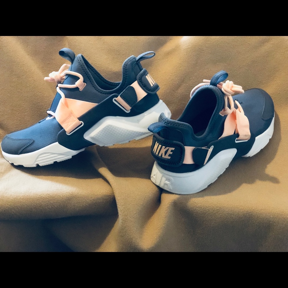 Nike women Huaraches city low